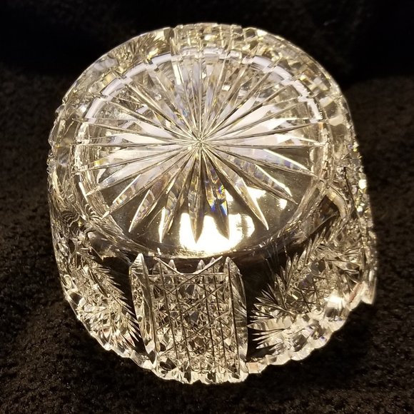 Crystal Dish very good condition. Heavy, clear, cut pinwheels & geometric shapes - Picture 2 of 7